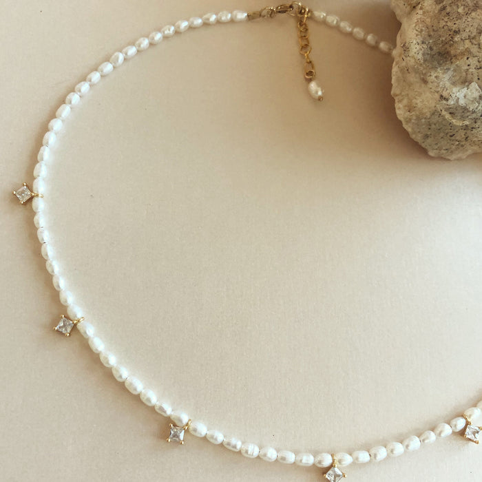 Dainty Genuine Freshwater Rice Pearl Choker with Crystal Decals