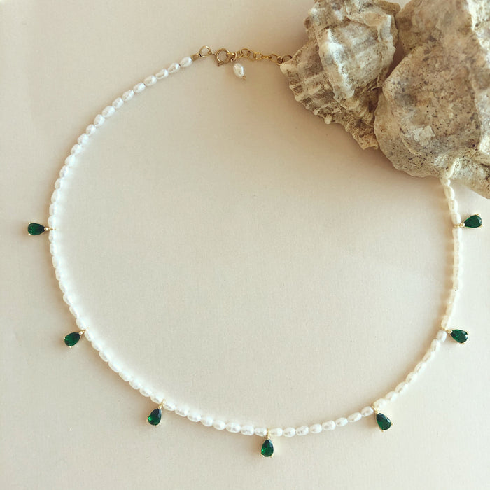Genuine Freshwater Rice Pearl Choker with Emerald Decals
